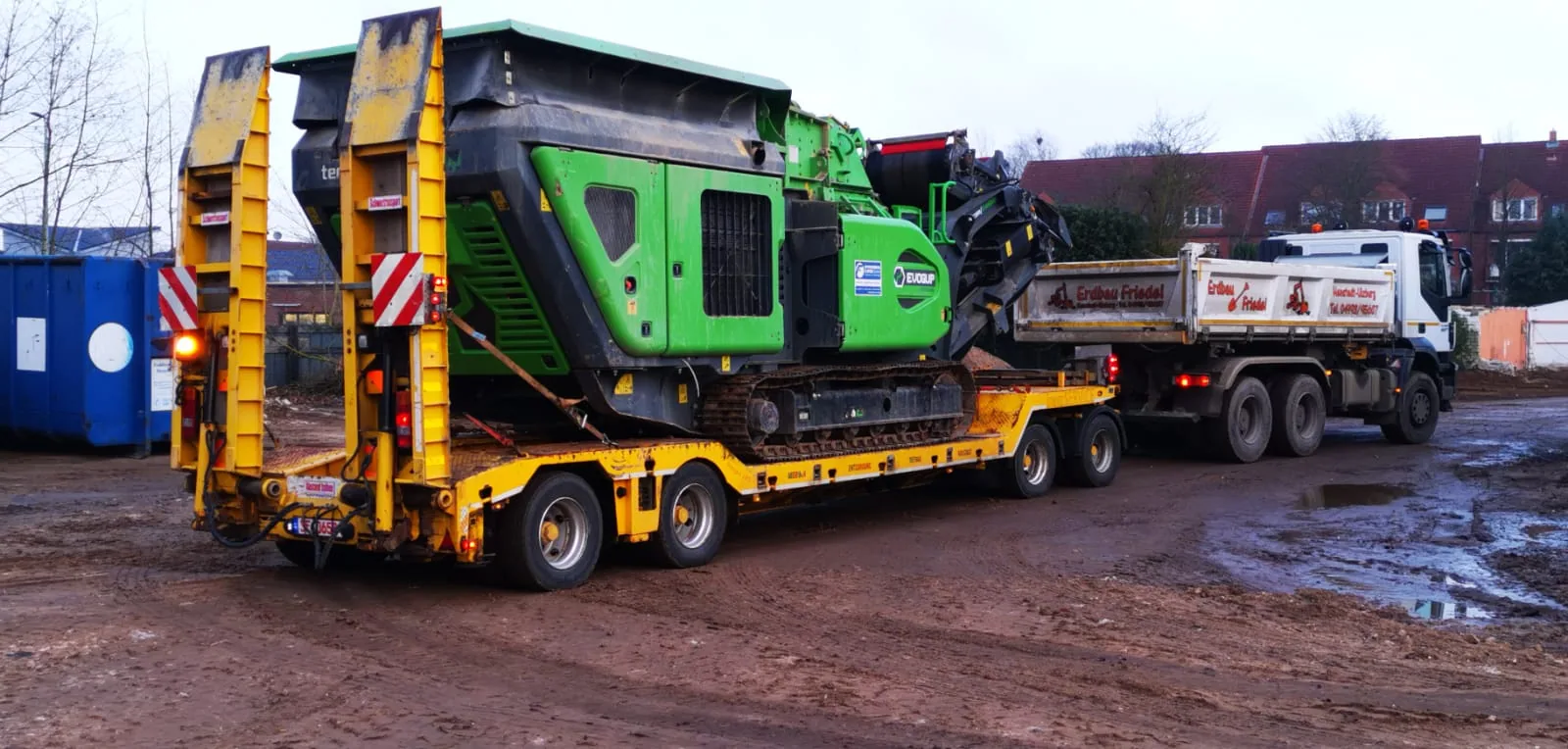 Baumaschine verladen auf dem Tieflader von Erdbau-Friedel