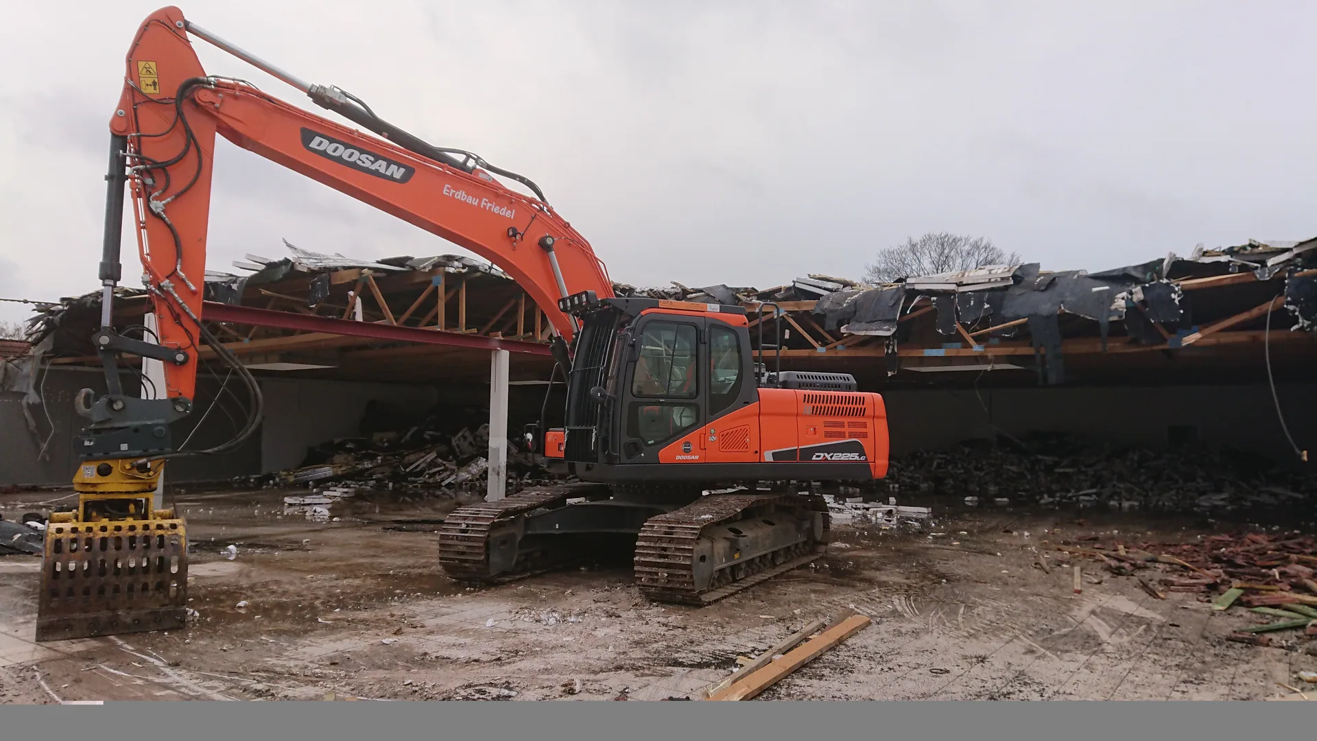Abbruchbagger mit Sortiergreifer auf einer Rückbaustelle