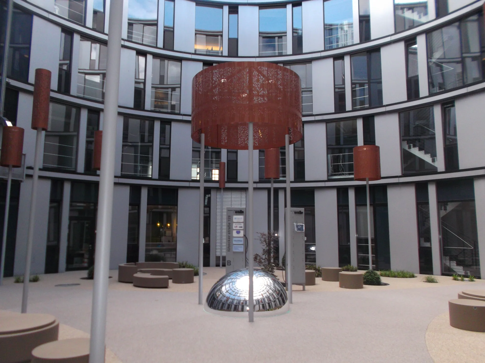 Fertiggestellte Außenanlage eines Bürogebäudes