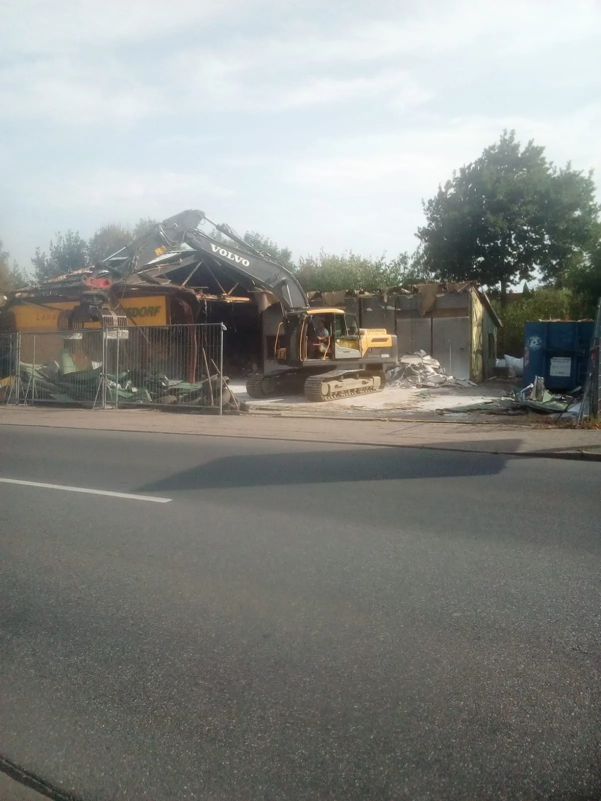 Teilrückbau eines Geschäftsgebäudes an einer Hauptstraße