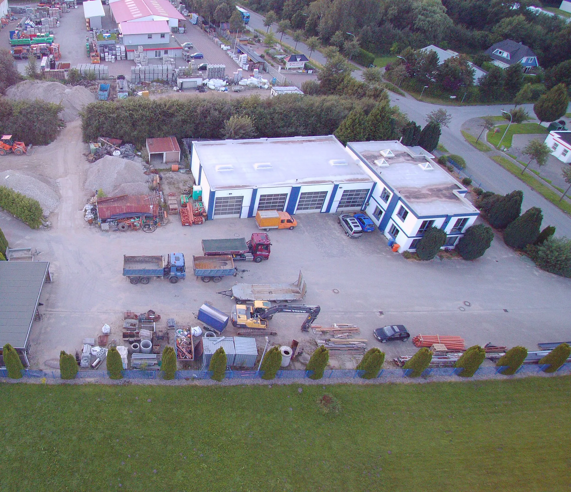 Luftbild des Betriebsgeländes von Erdbau-Friedel in Henstedt-Ulzburg mit Hallen, Fuhrpark und Maschinen