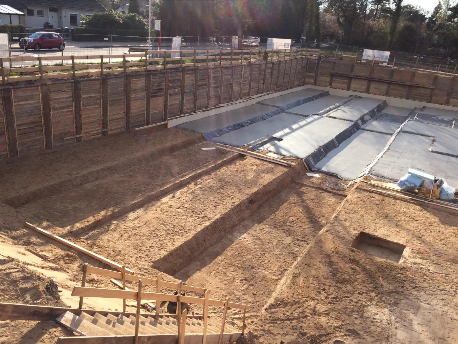 Baugrube mit ausgehobenen Fundamentgräben auf einer Baustelle von Erdbau-Friedel